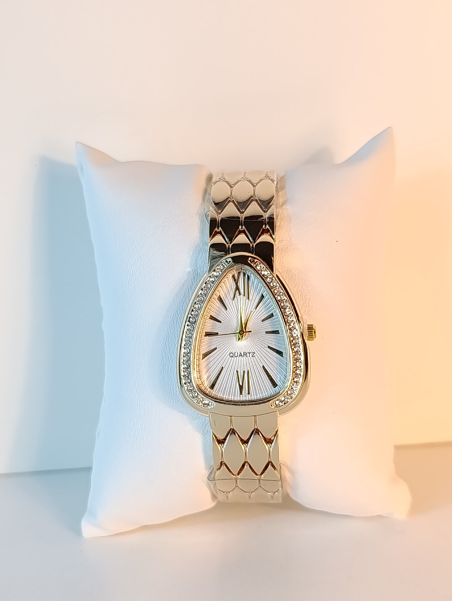 MONTRE QUARTZ BRACELET DORE AVEC TABLEAU BLANC
