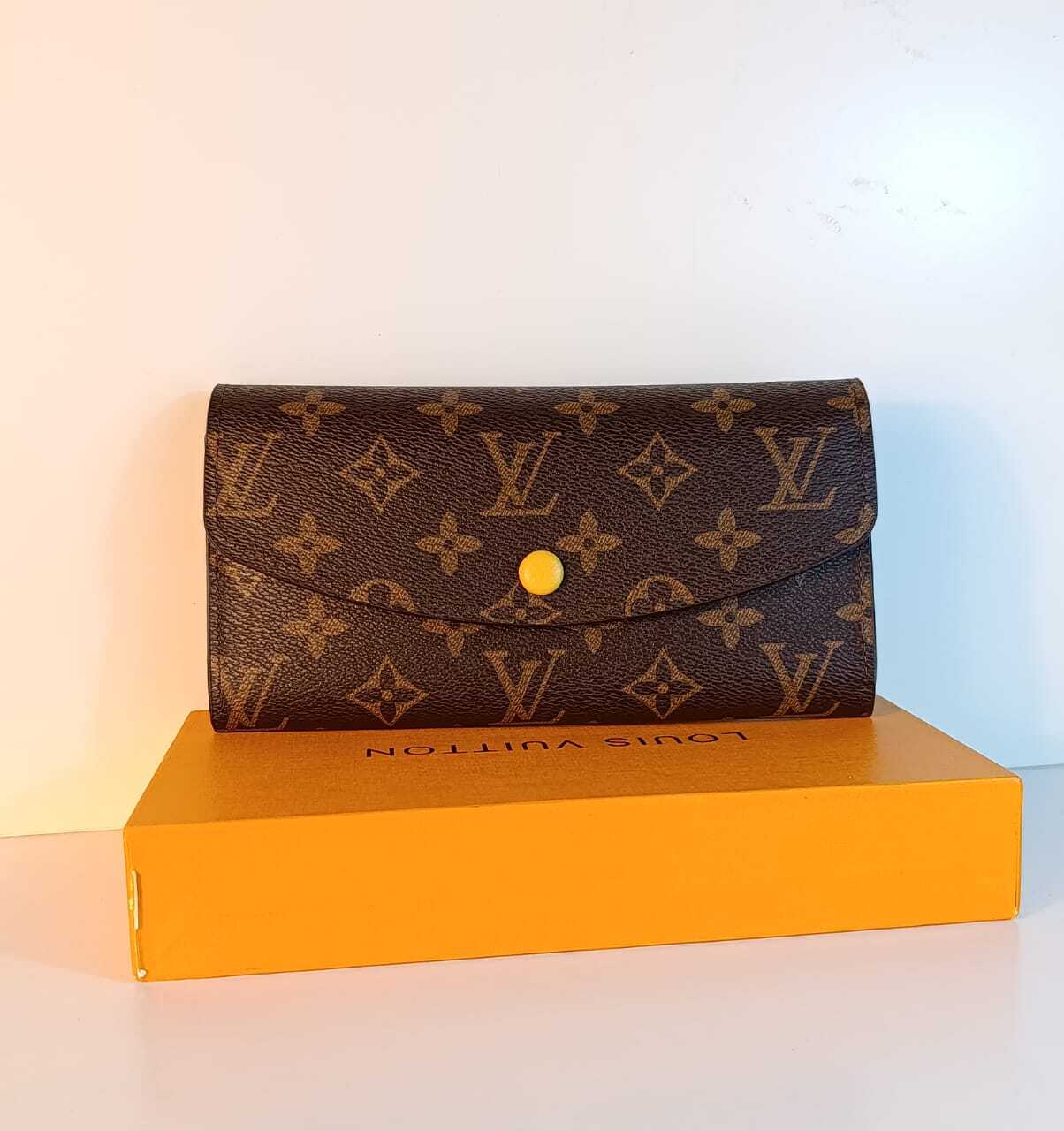 portefeuille LV couleur jaune
